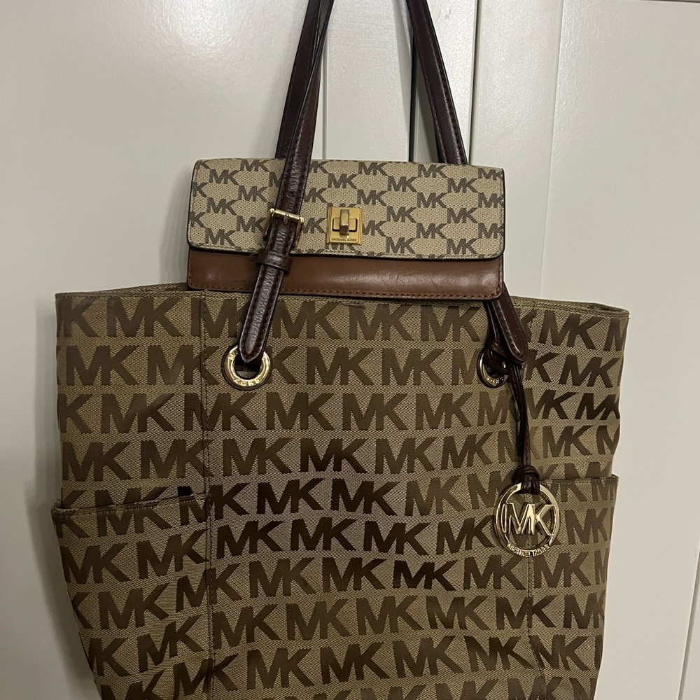 Michael Kors E/W Signature Tote & matching wallet